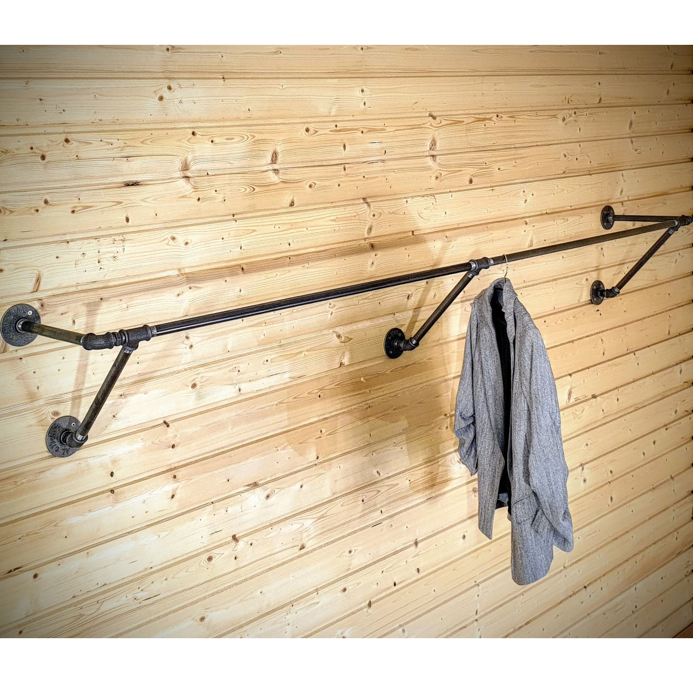 Hanger Big - настенная штанга для одежды из труб в стиле лофт .